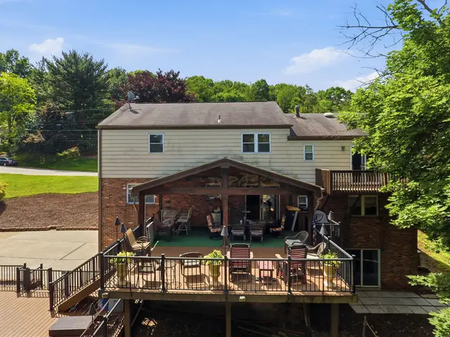 102 Lansdale COURT gallery image 26
