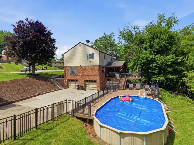 102 Lansdale COURT gallery image 29