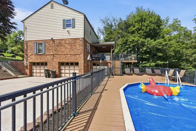102 Lansdale COURT gallery image 32