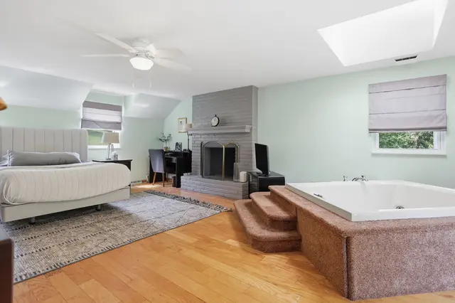 102 Lansdale COURT gallery image 36