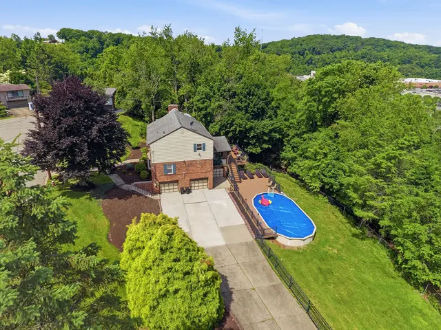 102 Lansdale COURT gallery image 39