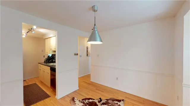 102 Locust Court gallery image 5