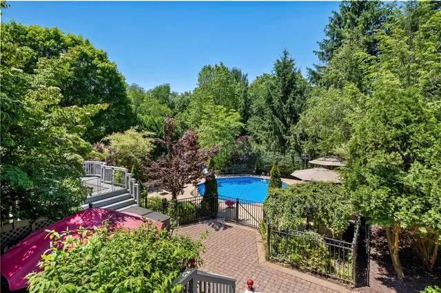 10207 Country Manor Ln gallery image 17
