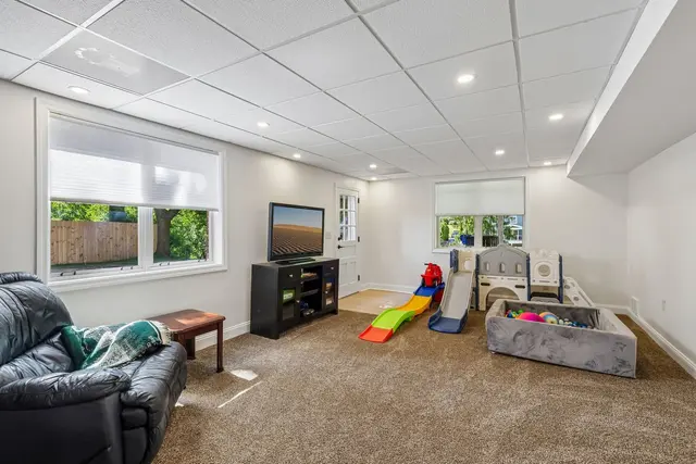 1021 Balmoral DRIVE gallery image 4