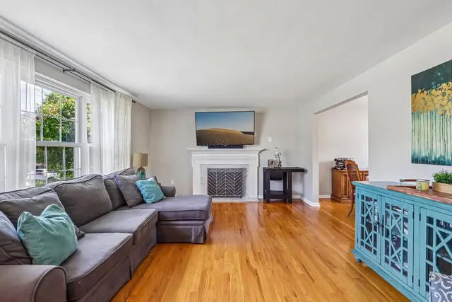 1021 Balmoral DRIVE gallery image 5
