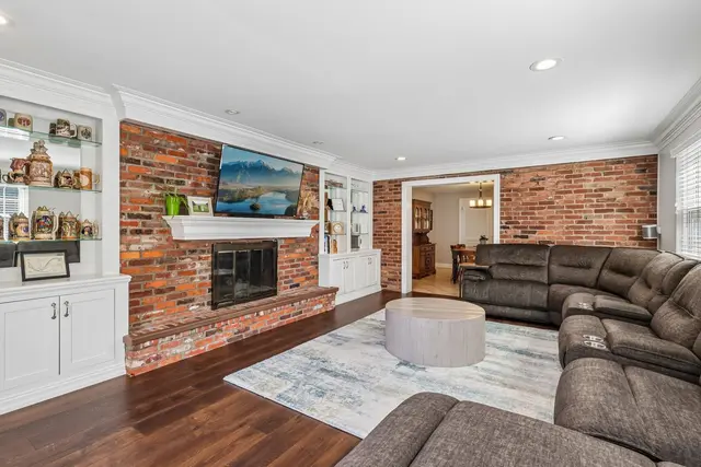 1021 Balmoral DRIVE gallery image 6