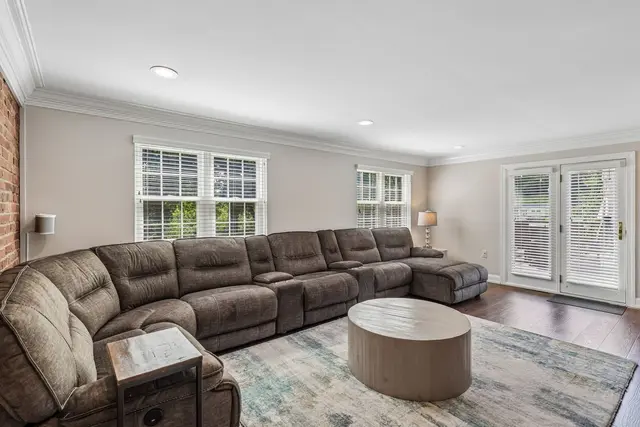 1021 Balmoral DRIVE gallery image 13