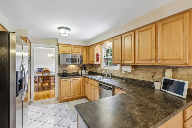 1021 Balmoral DRIVE gallery image 16