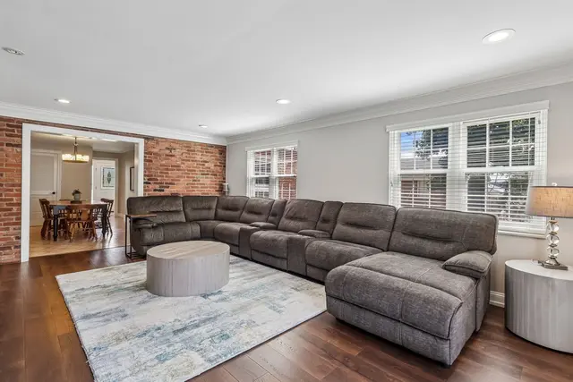 1021 Balmoral DRIVE gallery image 20