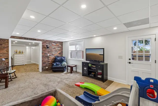 1021 Balmoral DRIVE gallery image 30