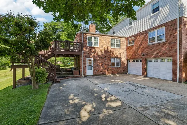 1021 Balmoral DRIVE gallery image 32