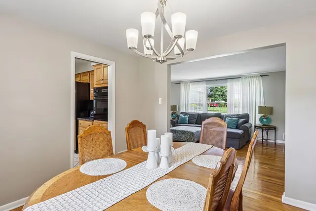 1021 Balmoral DRIVE gallery image 33
