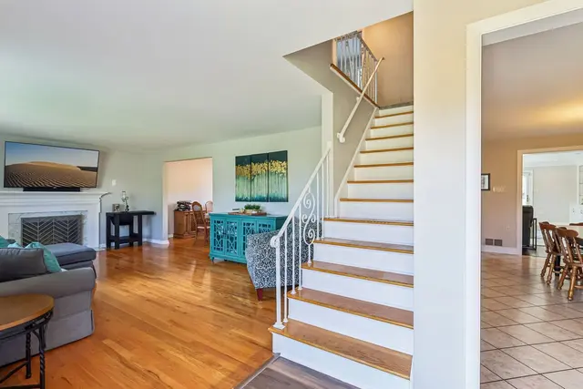 1021 Balmoral DRIVE gallery image 35