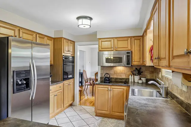 1021 Balmoral DRIVE gallery image 37