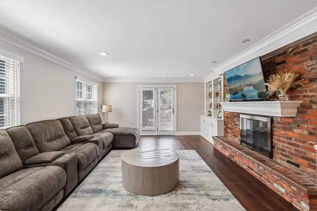 1021 Balmoral DRIVE gallery image 38