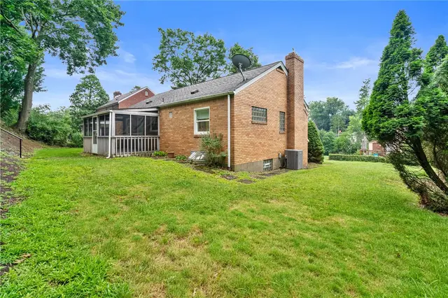 1022 Willow Dr gallery image 9
