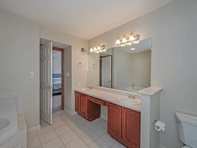1026 S Lake Dr gallery image 6