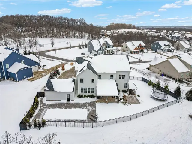 103 Hollyberry Court gallery image 2