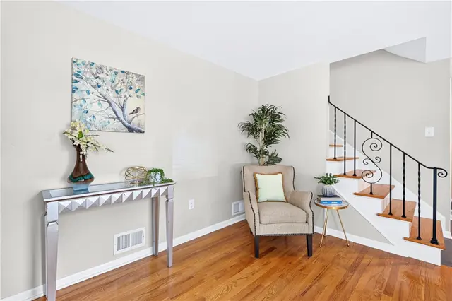 1033 Balmoral Dr gallery image 4