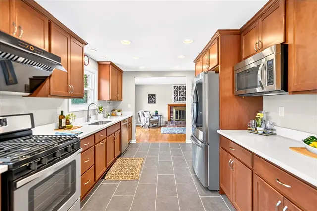 1033 Balmoral Dr gallery image 5