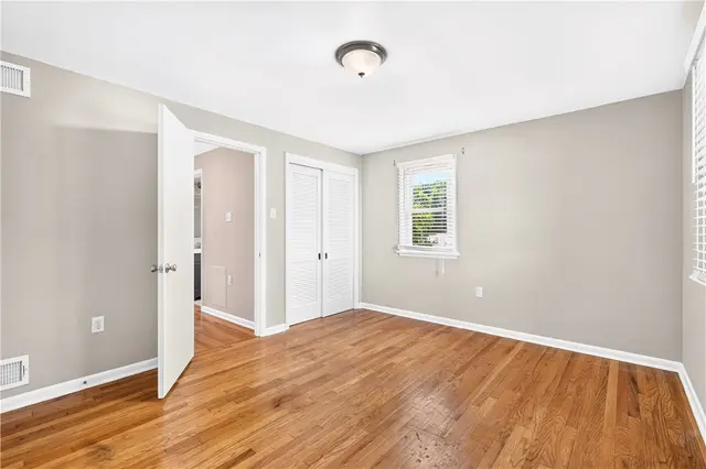 1033 Balmoral Dr gallery image 8