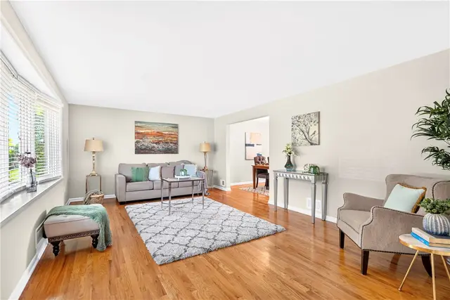 1033 Balmoral Dr gallery image 9