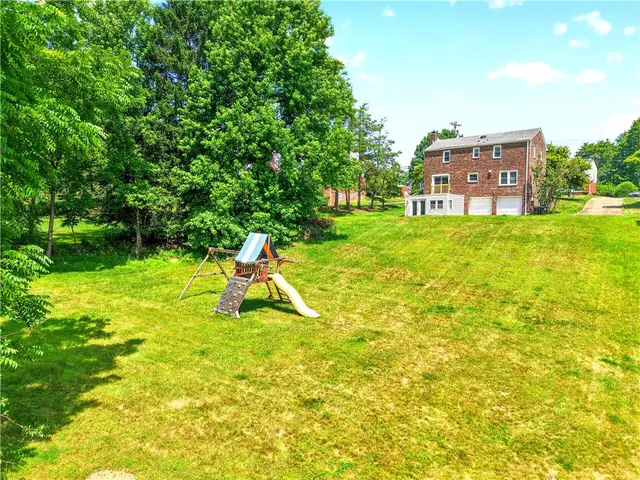 1033 Balmoral Dr gallery image 11