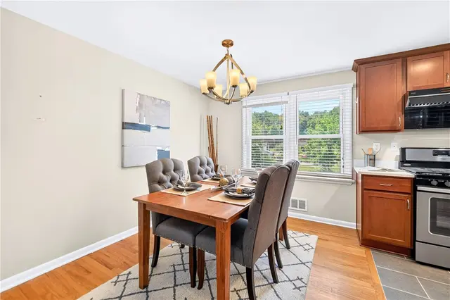 1033 Balmoral Dr gallery image 15