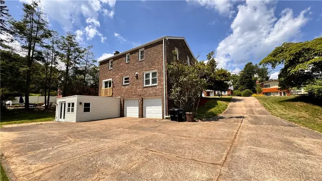 1033 Balmoral Dr gallery image 18