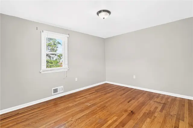1033 Balmoral Dr gallery image 19