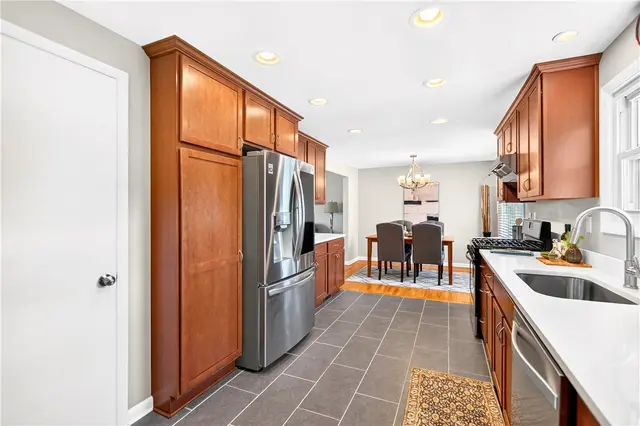 1033 Balmoral Dr gallery image 20