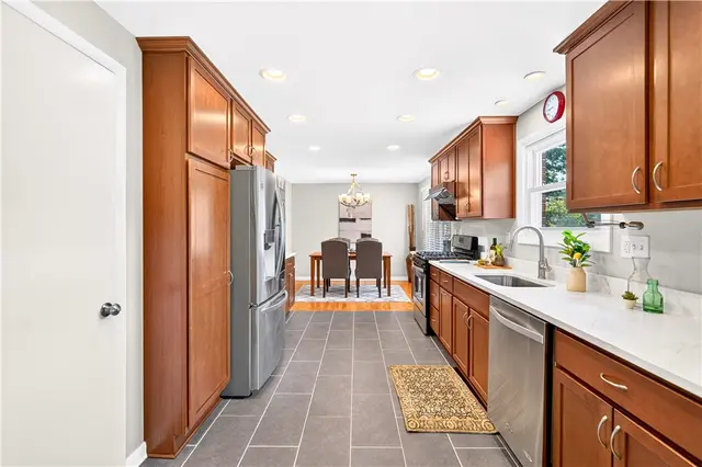 1033 Balmoral Dr gallery image 22