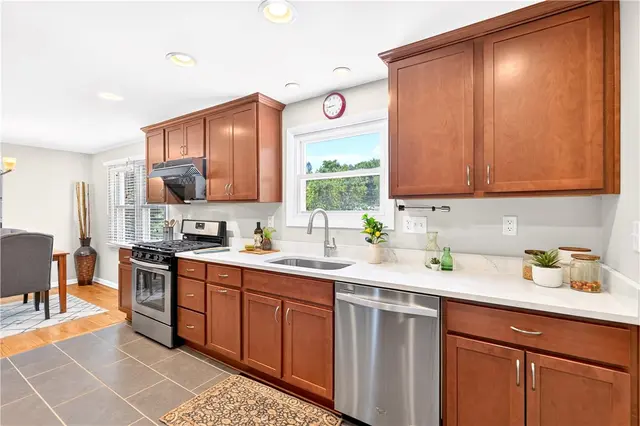 1033 Balmoral Dr gallery image 32