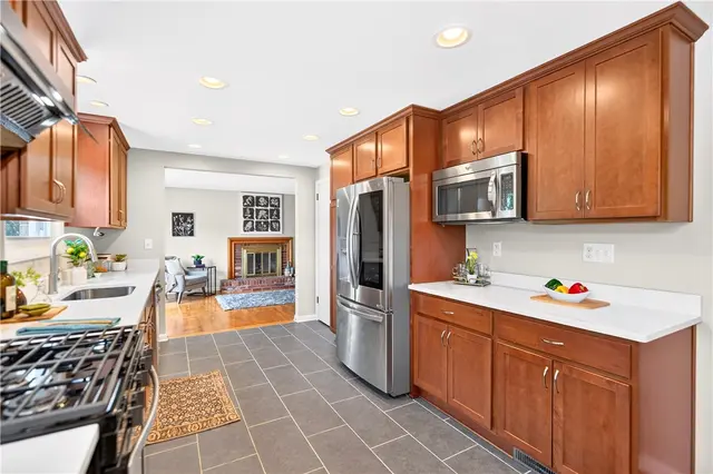 1033 Balmoral Dr gallery image 35
