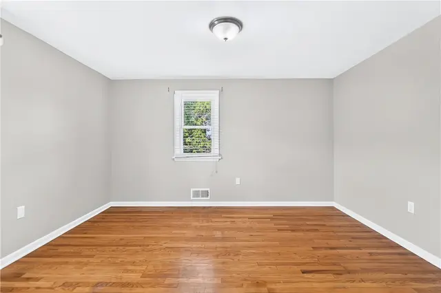 1033 Balmoral Dr gallery image 39