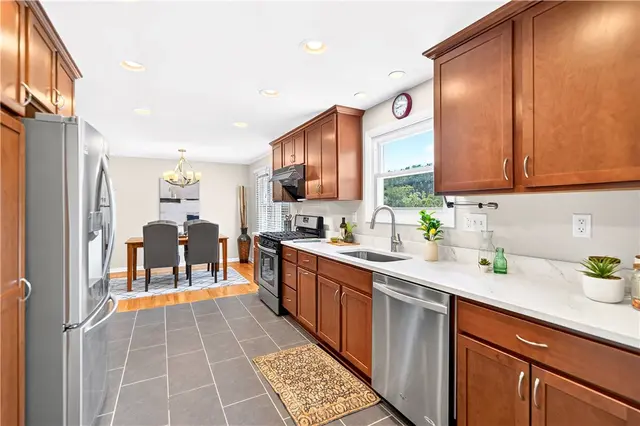 1033 Balmoral Dr gallery image 40