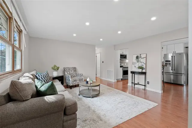 104 Gable Road gallery image 17