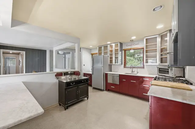 105 Berkeley DRIVE gallery image 18