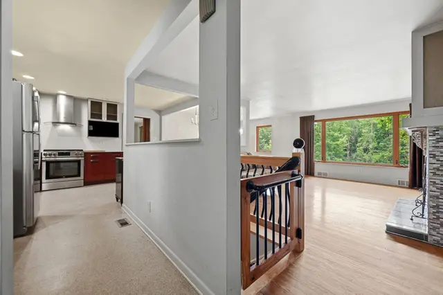 105 Berkeley DRIVE gallery image 22