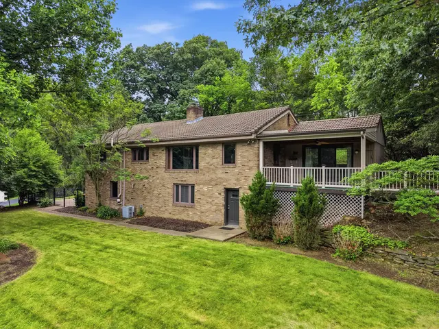 105 Berkeley DRIVE gallery image 24