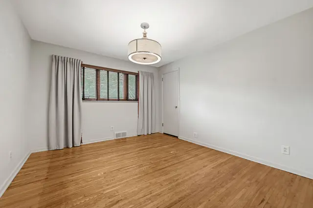 105 Berkeley DRIVE gallery image 28