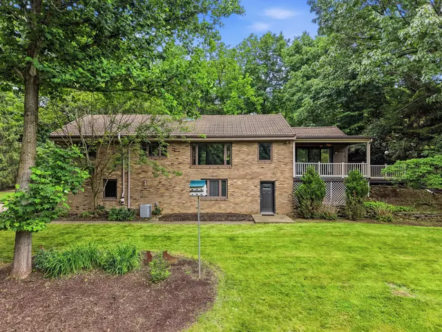 105 Berkeley DRIVE gallery image 32