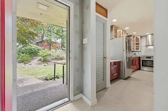 105 Berkeley DRIVE gallery image 33
