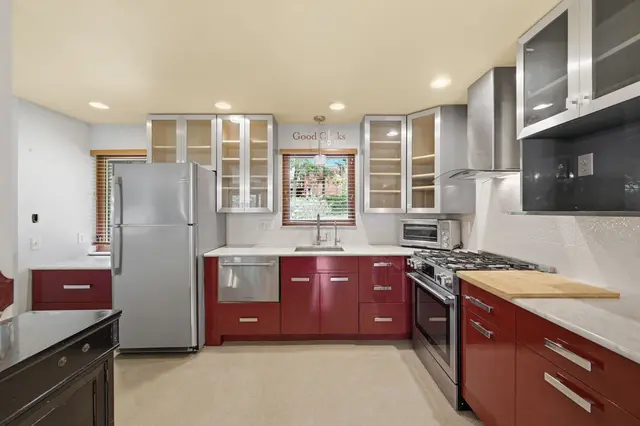 105 Berkeley DRIVE gallery image 34