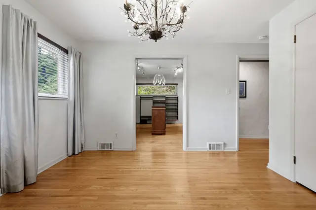 105 Berkeley DRIVE gallery image 35