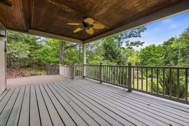 105 Berkeley DRIVE gallery image 36
