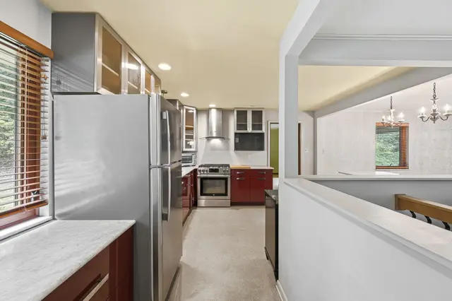 105 Berkeley DRIVE gallery image 37