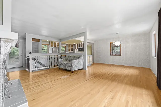 105 Berkeley DRIVE gallery image 43