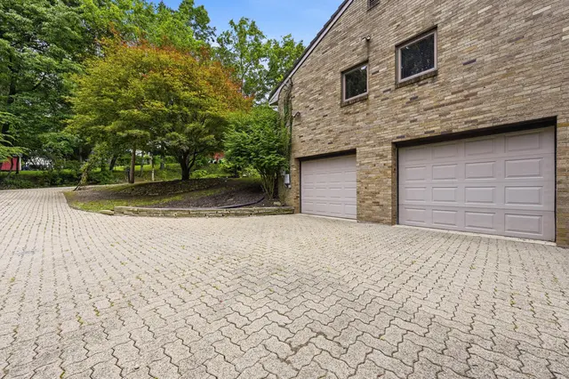 105 Berkeley DRIVE gallery image 47
