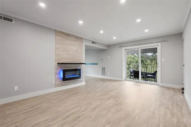 105 Camelot Dr gallery image 2